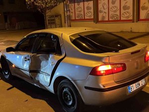 Motorlu Kurye Otomobile Çarptı: 5 Yaralı