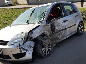 Minibüs İle Otomobil Çarpıştı: 3 Yaralı