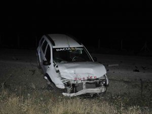 Kamyonet İle Otomobil Çarpıştı: 2 Yaralı