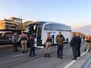 Amasya’da Yolcu Otobüsü, Tırın Taşıdığı İş Makinesine Çarptı: 1 Kişi Öldü, Çok Sayıda Yaralı Var