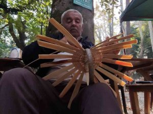 Kafelerde Sepet Örüp Turistlere Satıyor