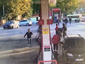 İ̇stanbul’da Markette Dehşet Anları Kamerada: Kovalayıp Dövdükleri Genci Kaçırdılar