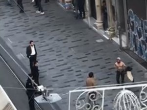 Taksim’de Hareketli Anlar Kamerada: Bıçaklı Saldırganı Güven Timleri Yakaladı