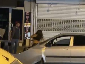 Kaza Yapan Sürücü Çılgına Döndü, Aracına Zarar Verdi