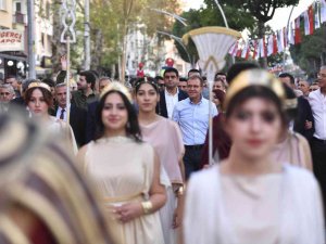 Festivalin Kortej Yürüyüşü İlçeye Renk Kattı