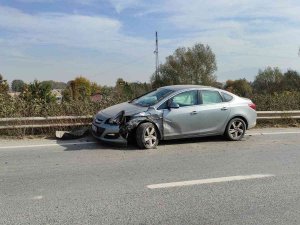 İ̇ki Otomobil Çarpıştı: 2 Yaralı
