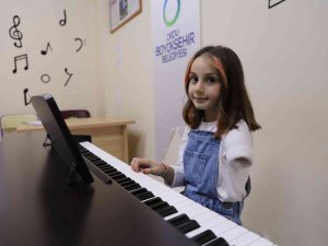 Kızının Sol Yanı Oldu