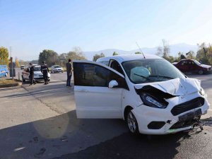 Hafif Ticari Araç İle Otomobil Kavşakta Çarpıştı: 4 Yaralı