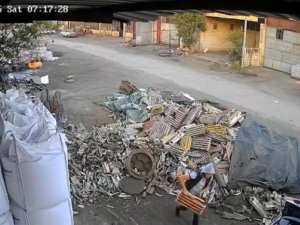 Çaldıkları Hurdaları Otomobile Yükleyip Kaçtılar, O Anlar Kamerada