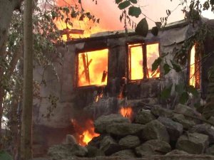 Üsküdar’da Alev Alev Yanan Metruk Bina Çöktü, Yangın Vakıf Binasına Sıçradı