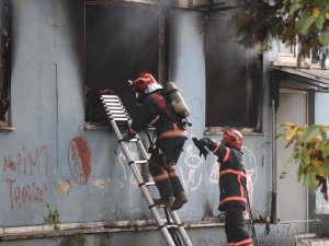 Yıkılan Okulun Metruk Spor Salonu Alev Alev Yandı