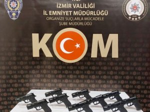 İ̇zmir’de Baskın Yapılan Evde Çok Sayıda Tabanca Ele Geçirildi