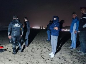 Denize Giren 2 Şahıstan Biri Kayboldu, Ekipler Seferber Oldu