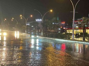Bodrum’da Sağanak Yağış Cadde Ve Sokakları Göle Çevirdi