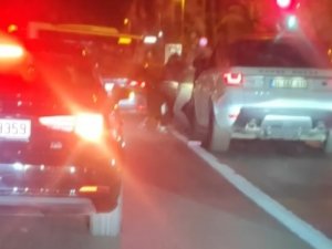Maltepe’de Sürücülerin Yol Ortasındaki Yumruklu Kavgası Kamerada