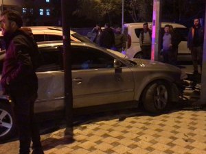 Polisten Kaçan Ehliyetsiz Sürücü Üst Geçit Direğine Çarptı: 3 Yaralı