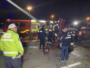 Otomobil Aydınlatma Direğine Çarptı: 1 Ölü