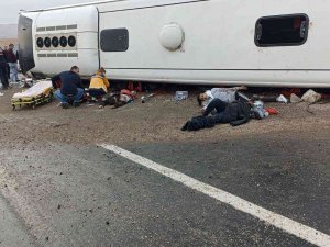 Göçmenleri Taşıyan Otobüs Devrildi, İlk Belirlemelere Göre 3 Kişi Öldü, 27 Kişi Yaralandı