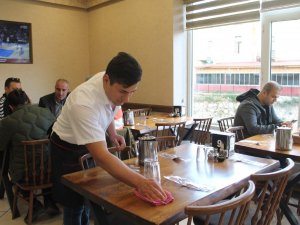 Soğuk Havada Çoruh’un Serin Sularına Girerek Ağaç Parçalarını Topladı