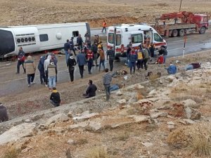 Göçmenleri Taşıyan Otobüs Devrildi İlk Belirlemelere Göre 3 Kişi Öldü Çok Sayıda Kişi Yaralandı