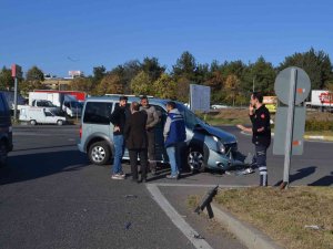 Ambulansla Hafif Ticari Araç Çarpıştı: 2 Sağlık Görevlisi Yaralandı