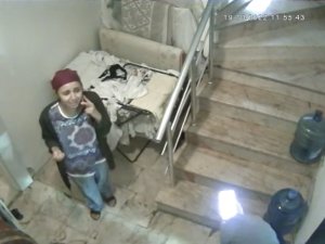 İ̇stanbul’da Dehşet Anları Kamerada: Merdivenlerden “Annem” Diye Feryat Ederek İndi