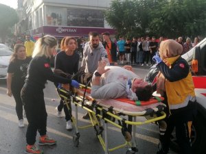 Panelvana Arkadan Çarpıp Kaskıyla Camı Patlattı