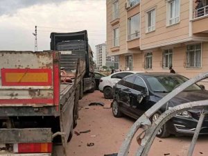 Kontrolden Çıkan Tır 8 Aracı Hurdaya Çevirdi