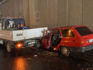 Otomobil Kamyonete Ok Gibi Saplandı: 2 Yaralı