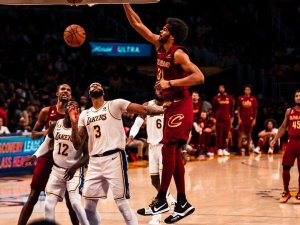Cedi’li Cleveland, Lakers’ı Devirdi