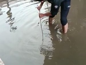 Göle Dönen Sokağı Komiser Açmaya Çalıştı