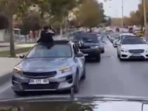 Sultanbeyli’de Düğün Konvoyunda Havaya Ateş Açan Maganda Kamerada