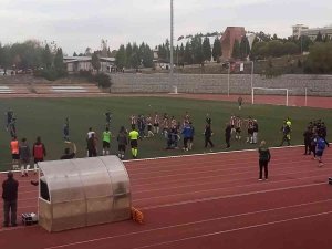 Kırmızı Kart Gören Oyuncu 3 Dakika Daha Sahada Top Oynadı