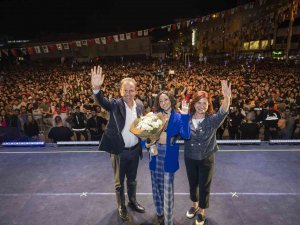 Seçer: "Barış, Kardeşlik Ve Sevgi Dolu Bir Dünya Hayal Ediyoruz"