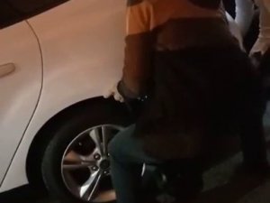 Hatalı Park Edilen Aracı Yolcuların Elleriyle Kaldırarak Kenara Çektikleri Anlar Kamerada