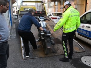 Plakasız Motosikleti Yürütürken Yakalanan Şahsın 4 Ayrı Aranması Çıktı