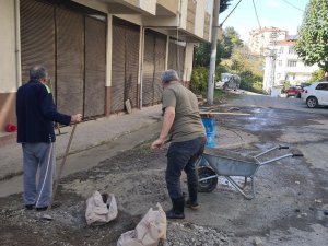 Belediyeden Hizmet Gelmeyince Mahalleli Kendi Yolunu Kendi Yapıyor