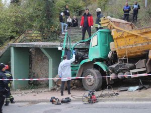 70 Metre Sürüklenen Kamyon Beton Merdivene Çarptı: 1 Ölü