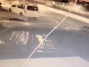 Sultangazi’de Polis Aracı Yolun Karşısına Geçmeye Çalışan Genç Kıza Çarptı