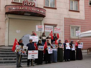 Hdp Önünde Evlat Nöbetine Bir Aile Daha Katıldı
