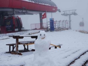 Erciyes’te Sezonun İlk Kardan Adamı Yapıldı