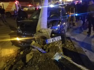 Kazaya Karışan Otomobil Güvenlik Kamerası Direğine Çarparak Durabildi: 2 Yaralı