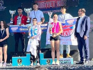 İ̇zmit Belediyesporlu Atletler Cumhuriyet Koşusuna Damga Vurdu