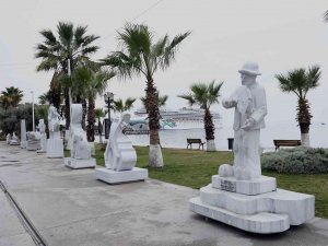 Kuşadası Sahilini ’Müzik’ Temalı Heykeller Süslüyor