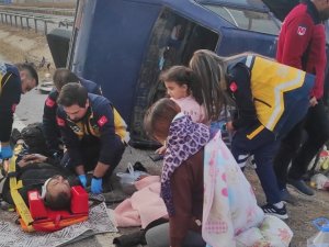 Kontrolden Çıkan Otomobil Refüje Devrildi: 5 Yaralı
