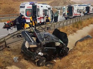 Metrelerce Takla Atan Otomobil Hurdaya Döndü: 3 Yaralı