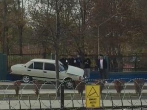 Yoldan Çıkan Otomobil Kaldırıma Çıktı: 1 Yaralı