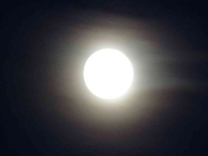 Van’da Bulutlu Havada "Şişkin Ay" Büyüledi