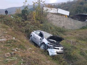 Hatalı Sollama Yaparken Önündeki Araca Çarpıp Tarlaya Uçtu