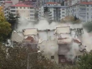 Sinop’ta Binanın Yıkılma Anı Kamerada